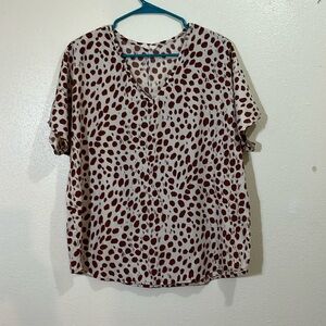 Entro cream with tan spots short sleeved top. Size Small